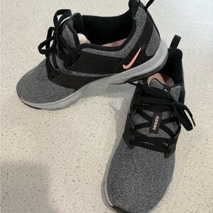 Nike Women’s lightweight sneakers